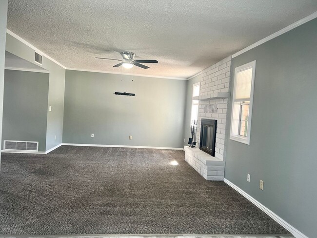 Building Photo - 1310 E Buckhorn Dr