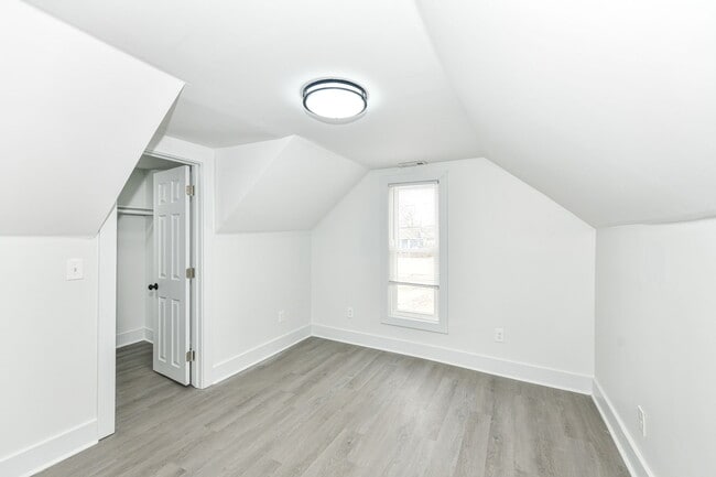 Building Photo - 942 W 27th St