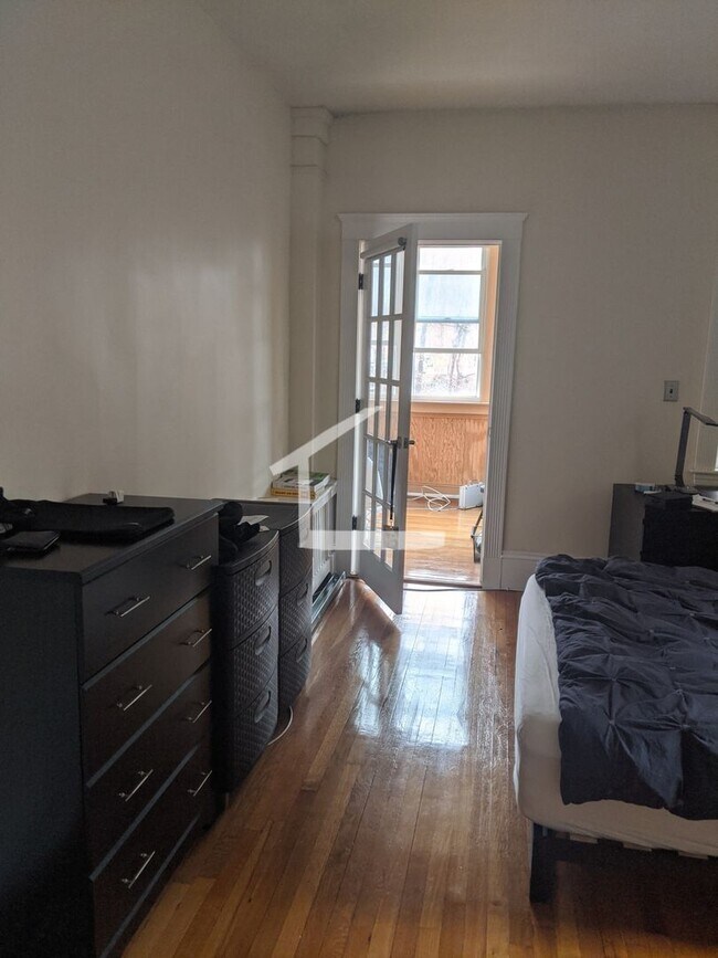 Building Photo - Nice 2 bed with office