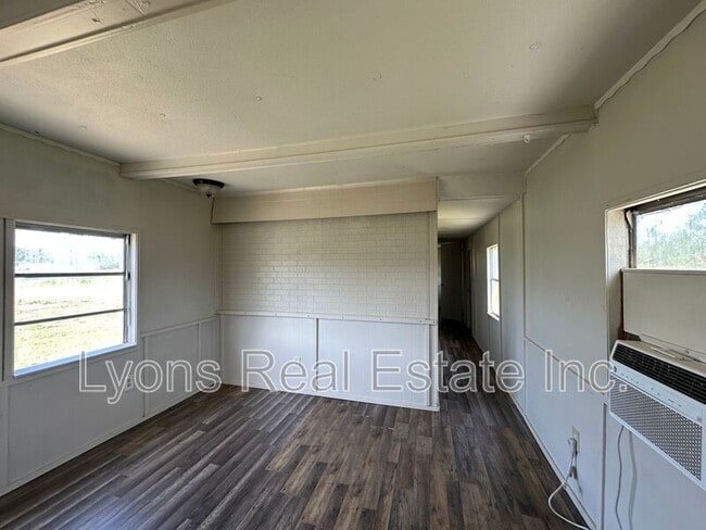Building Photo - 8086 Heck Dr