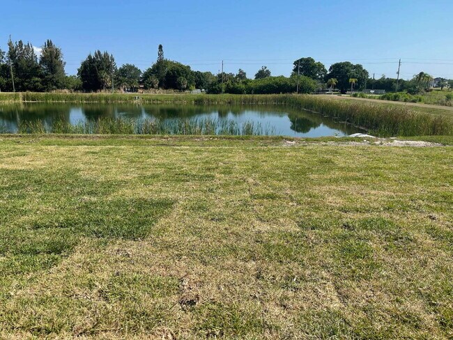 Building Photo - "Spacious 4-Bed Oasis with 2.5 Baths on Ra...