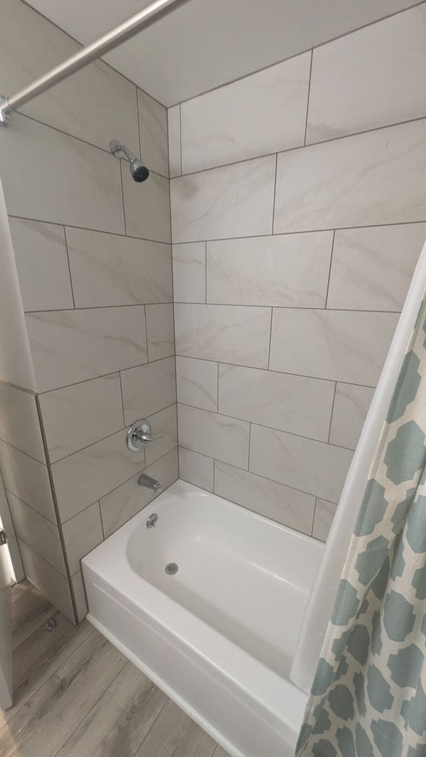 Building Photo - Annual fully remodeled unfurnished spacious 3/2 duplex in Bradenton.