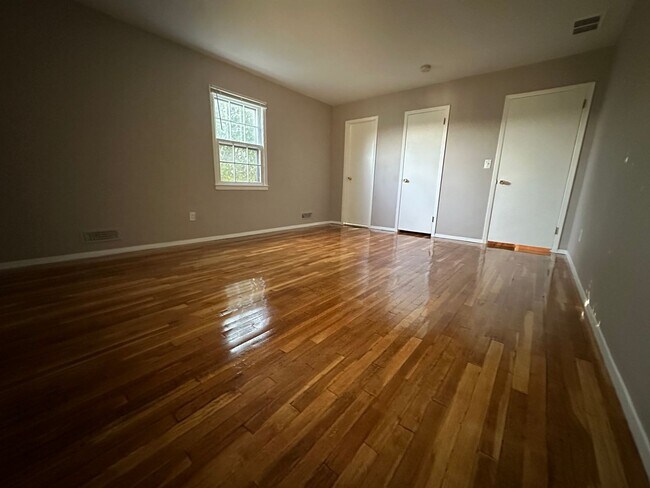 Building Photo - Charming 3 Bed with 2 Baths