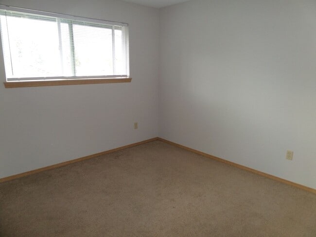 Building Photo - Super Cute 3 Bedroom Duplex with Fenced Ba...