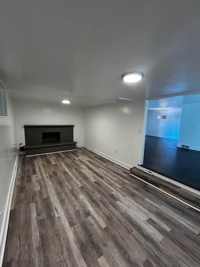 Building Photo - Rent this Gorgeous Fully Updated 3 Bd/ 1.5...