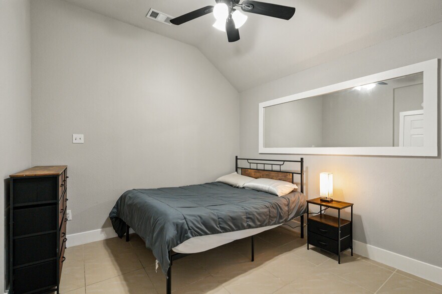 Building Photo - 6605 Gardenia Dr