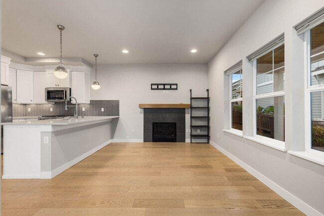 Building Photo - Modern Sammamish Cottage – Light-Filled Living in a Prime Plateau Location