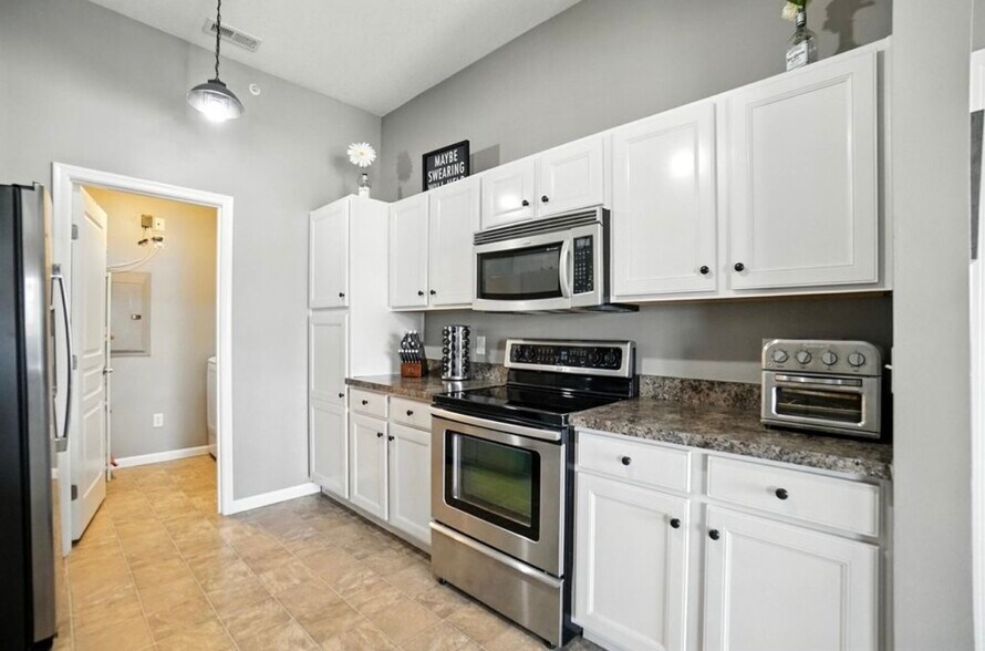 Building Photo - 2349 Rolling Hills Dr