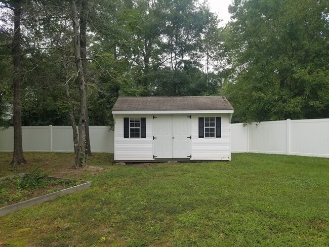 Building Photo - Beautiful transitional 4 bedroom brick rancher on quiet street just off of Hull Street/Genito Roa...