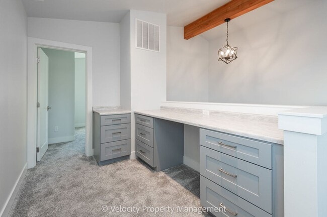 Building Photo - Stunning Home in Eagle Crest Resort Commun...