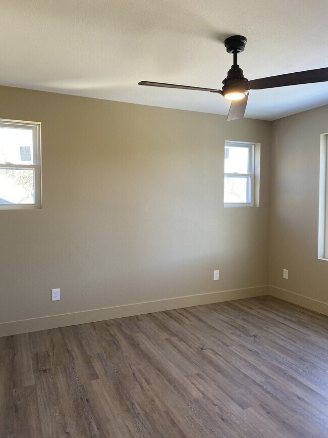 Building Photo - 2 Bedroom Duplex in Manitou - Prospect