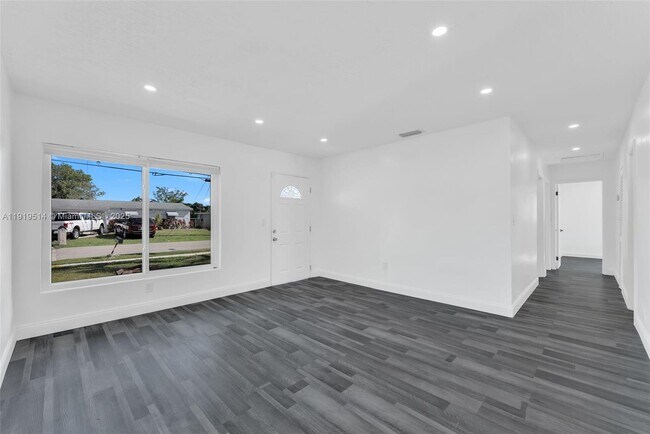 Building Photo - 4917 SW 43rd Terrace