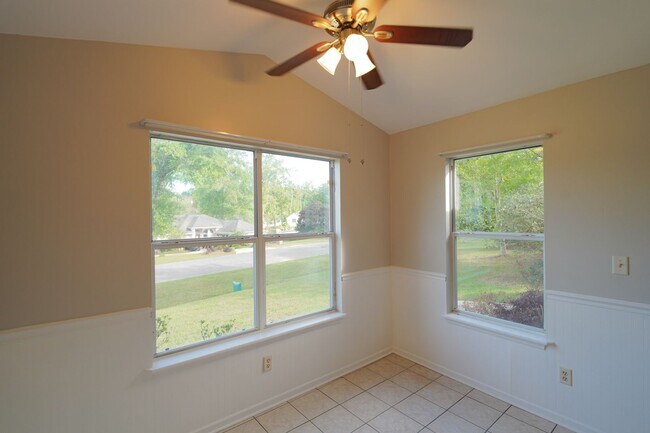 Building Photo - 3 Bed / 2 Bath with Large Yard/Garage in Bucklake area!