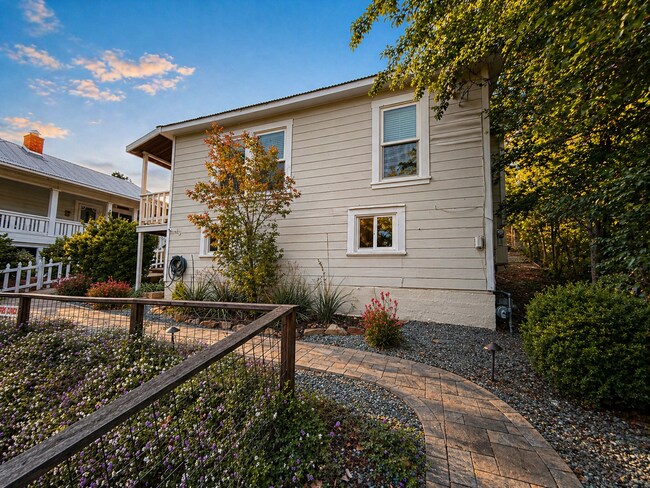 Building Photo - 70 Greenstone Terrace