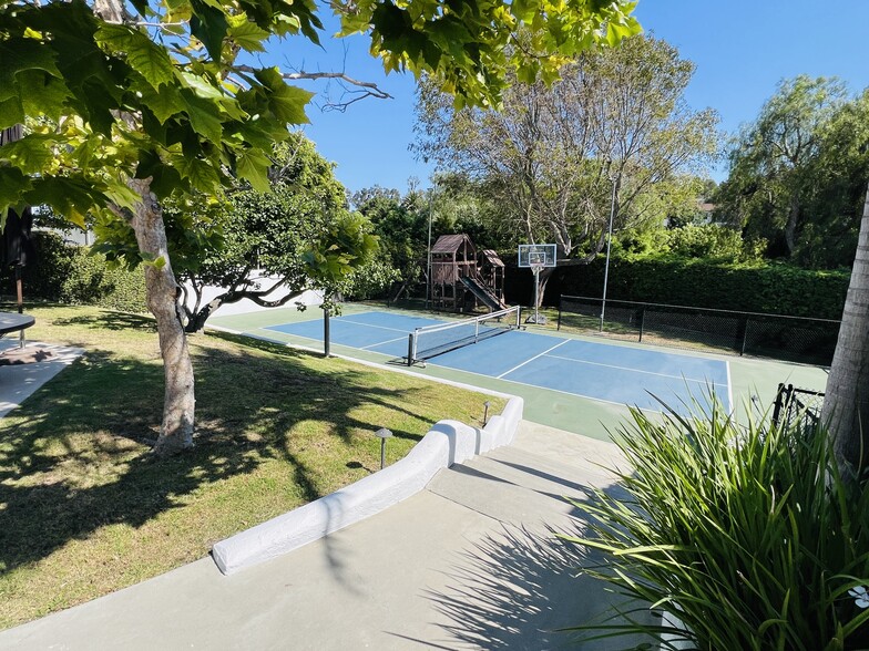 Pickleball court and play yard - 4703 Ferncreek Dr