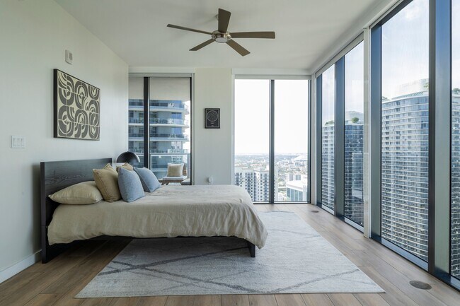 Building Photo - 1010 Brickell Ave