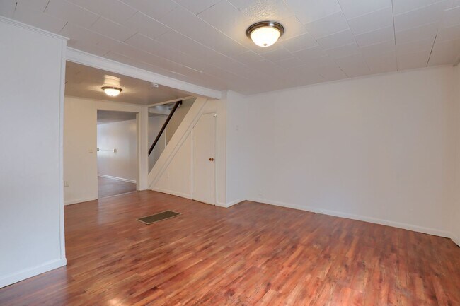 Building Photo - Available Now! 2 Bedroom House with Parkin...