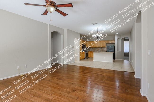 Building Photo - *$500 off the 1st full month's rent with a...