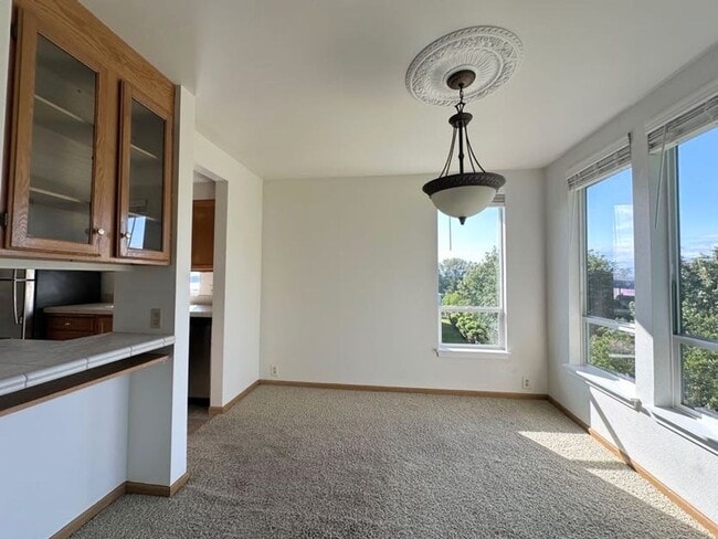 Building Photo - 2 Bedroom 2 bath home with water and mount...