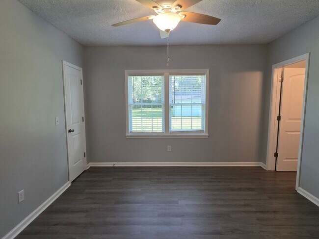 Building Photo - Country Living with Beautiful Oak Trees on Acreage!