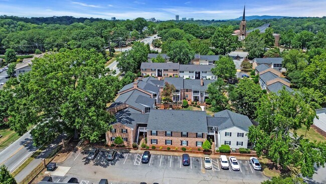 Building Photo - Prime Greenville Location! 3BR Ground Floor Condo in Gated Community