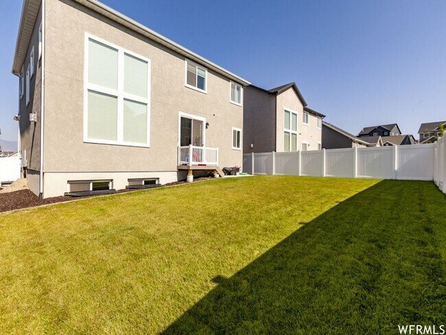 Building Photo - Spacious Open Floor Plan Available Soon!