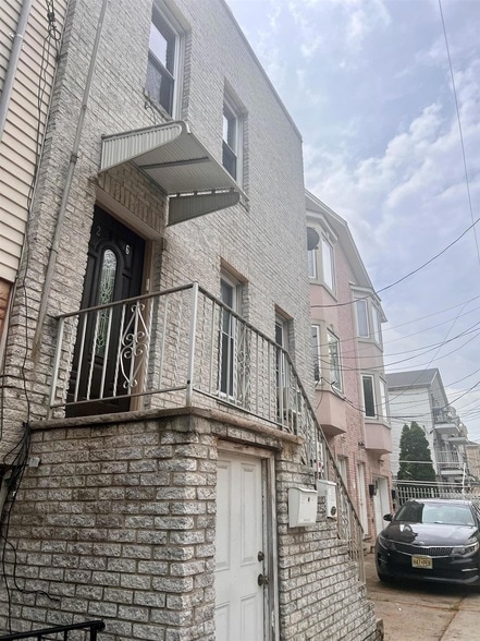 Building Photo - 26 Dales Ave