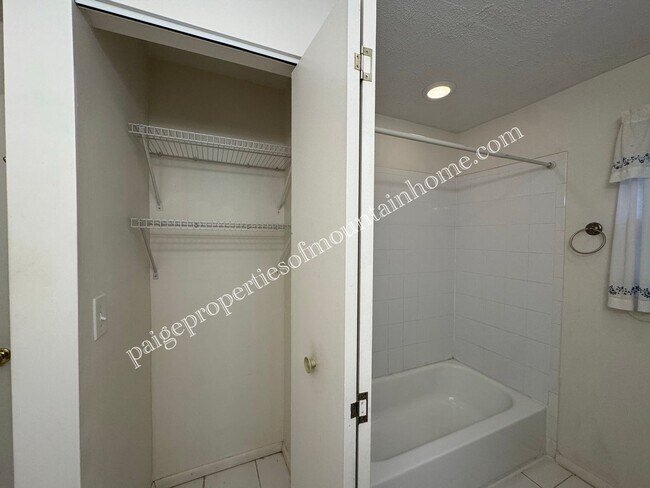 Building Photo - 3 Bedroom/2 bath home in Mountain Home