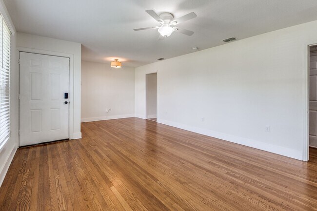Building Photo - Charming 2-Bedroom Home with Updated Kitch...