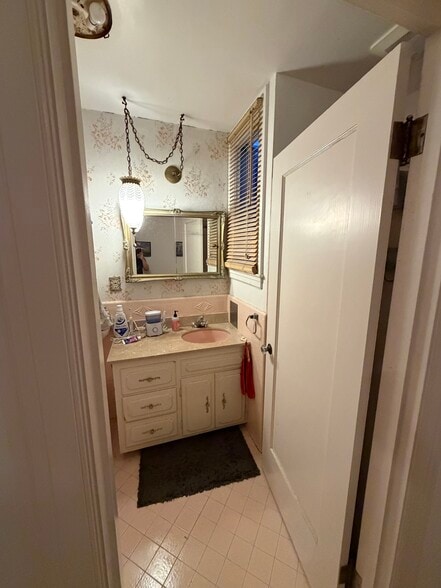 Building Photo - 182 Cayuga Ave