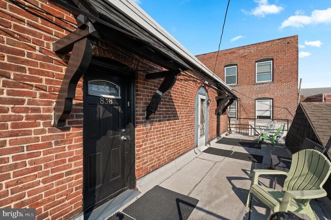 Building Photo - 838 W Lancaster Ave