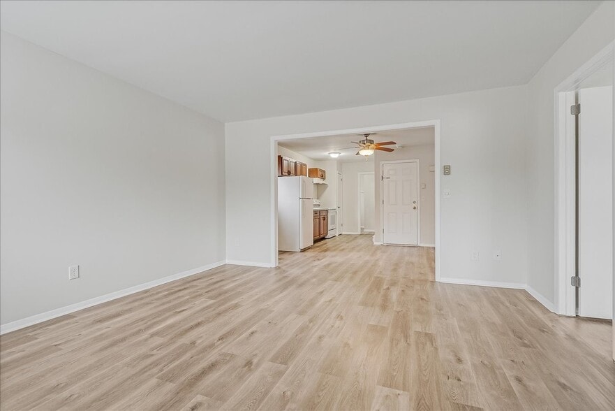 Living Room - 16 US Highway 206