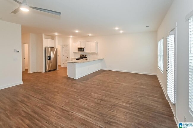 Building Photo - 585 The Heights Dr