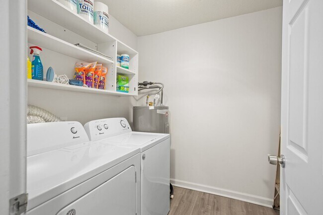 Building Photo - Furnished 1-Bedroom Condo with Modern Upda...