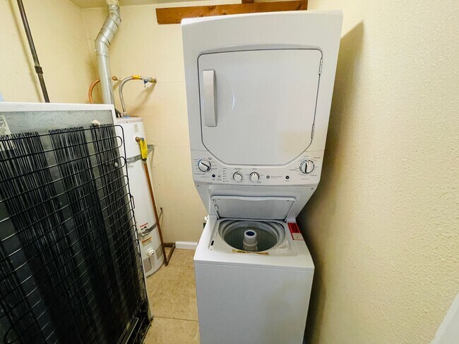 Building Photo - Pet friendly 1 bedroom unit with washer/dr...