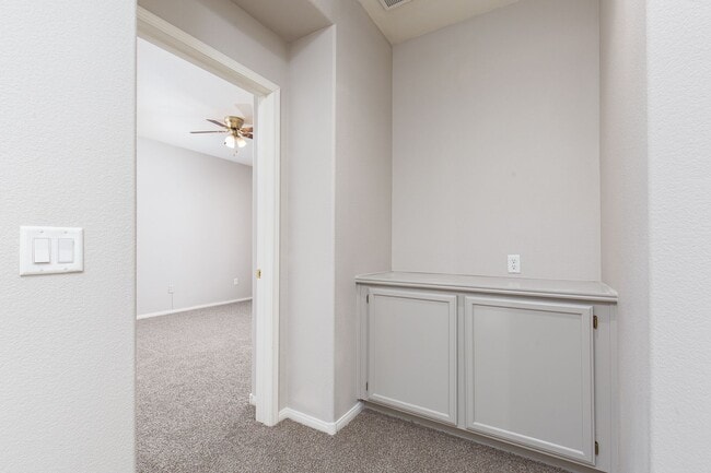 Building Photo - NW townhome with 2 car garage in gated community.