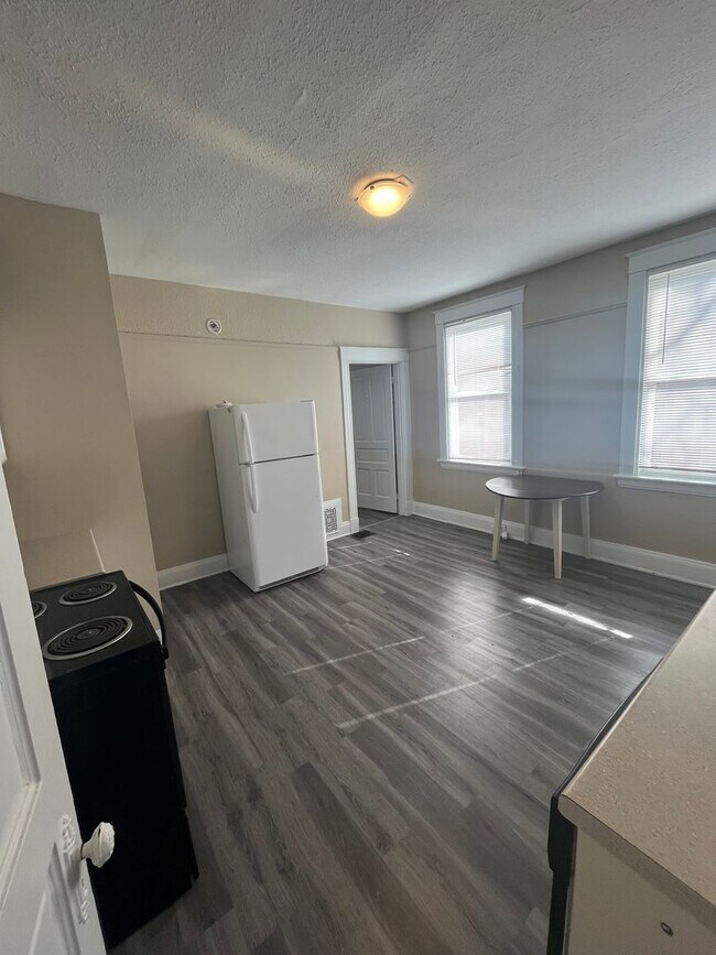 Building Photo - 235 Emming St