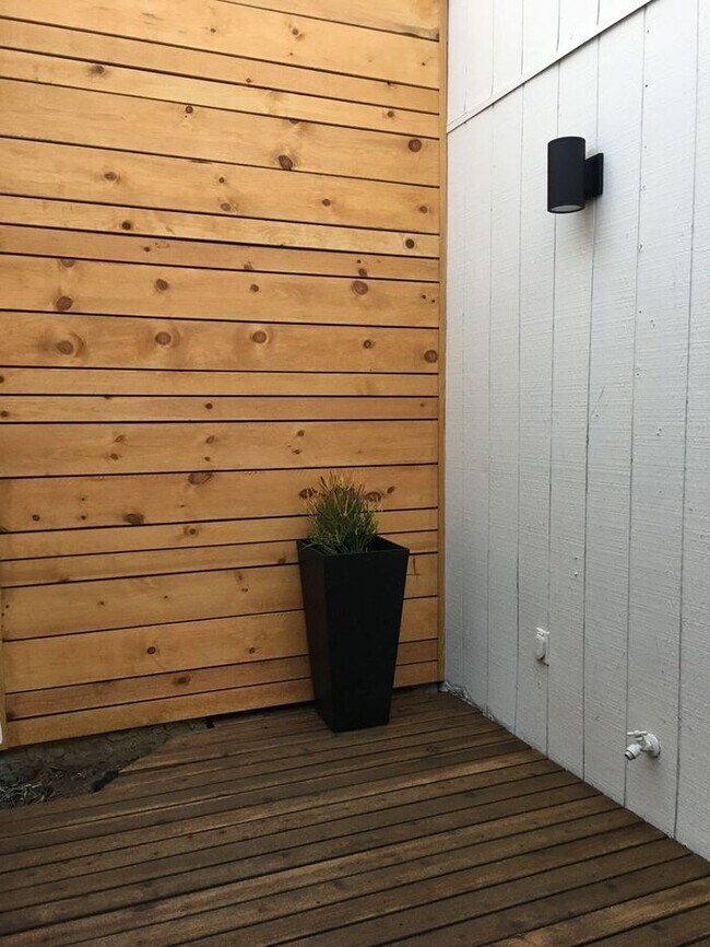Building Photo - COMING SOON! Adorable 2 Bed 2 Bath Condo i...