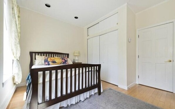 Building Photo - 19 Follen St