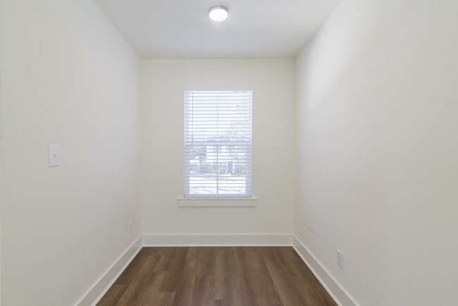 Building Photo - 404 Kirby Dr