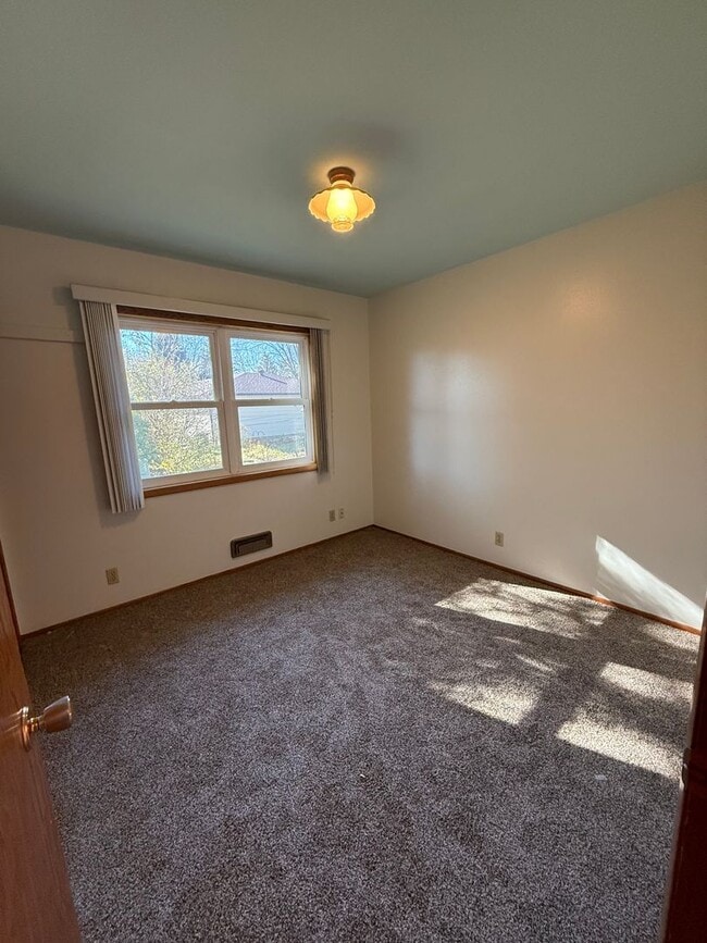 Building Photo - 3 Bed 2 Bath