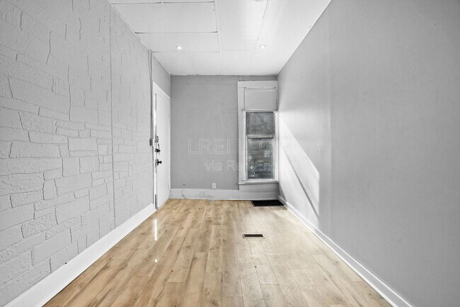 Building Photo - 1123 S Brook St