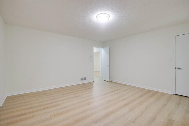 Building Photo - 765 Spring Valley Dr