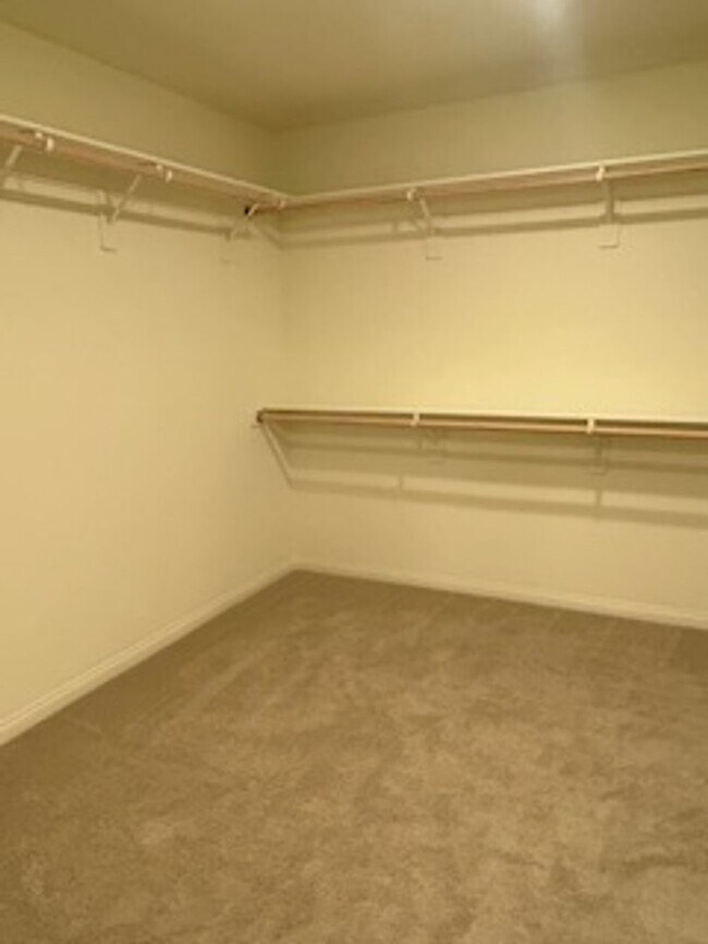 Building Photo - Spacious New Home with 5 Bedrooms in Hende...