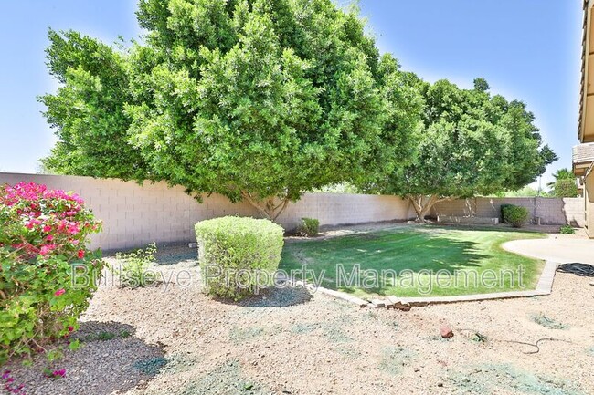 Building Photo - 1550 N Robin Ln