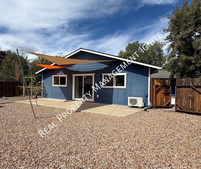 Building Photo - 2087 NE Mistletoe Ct