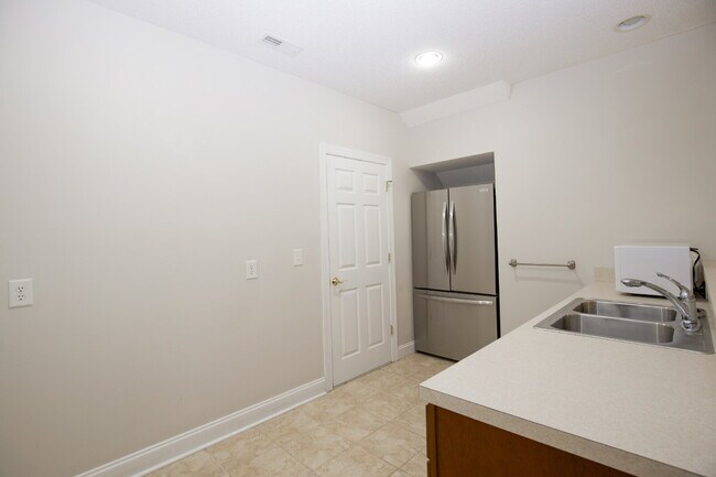 Building Photo - "Spacious 3-Bedroom Retreat with 3200 Sq Ft of Comfort in Seven Lakes!"