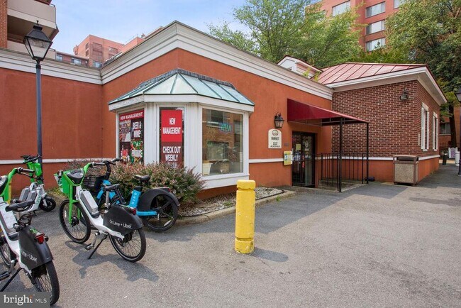 Building Photo - 1021 Arlington Blvd