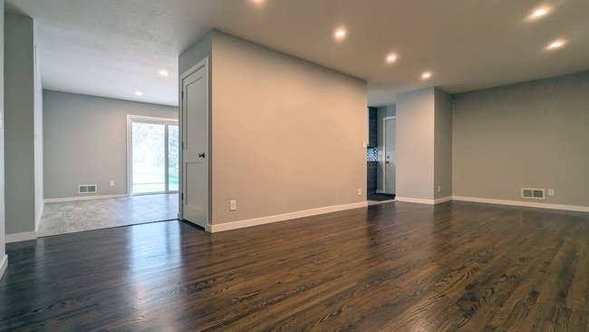 Building Photo - 2621 OAKRIDGE DR SW
