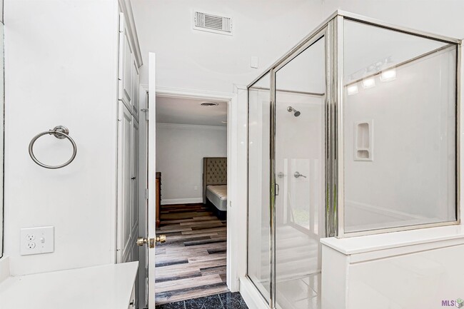 Building Photo - 8245 Rainbow Dr
